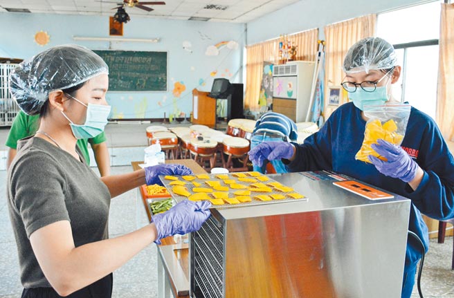 屏东县九如乡洽兴社区出产的蔬果乾，盼能搭上宅经济，藉此促销。（林和生摄）