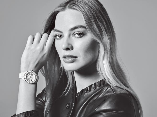 香奈儿代言人玛格罗比（Margot Robbie）继代言香奈儿时装、香水彩妆之后，受邀代言香奈儿J12腕表。（香奈儿提供）