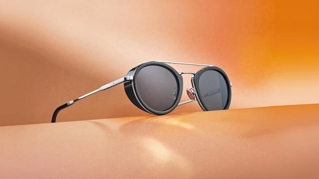 OMEGA太阳眼镜融入復古飞行员元素，两侧有护目片，约1万8150元。（OMEGA提供）