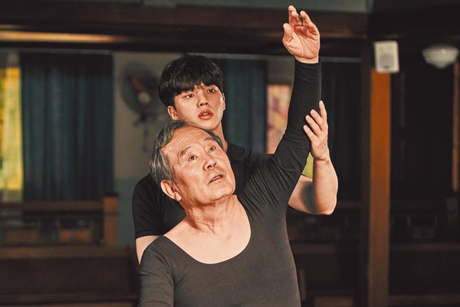 宋江（后）、朴仁焕主演《如蝶翩翩》带大家重新找回追梦的勇气。（Netflix提供）