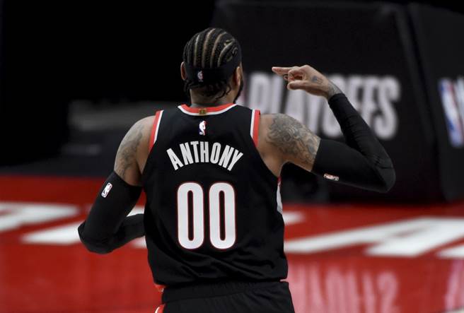 30日投进三分球之后，拓荒者前锋安森尼比出三分手势庆祝。(美联社)