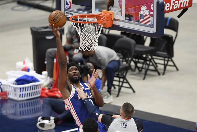 就算巫师中锋艾利克斯连都把手放到胸口了，七六人中锋恩比德仍把球放进。(美联社)