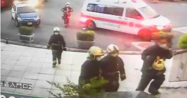 警消一獲報廖男欲輕生，立刻抵達五股一處大樓，上樓救援。（圖／翻攝畫面）