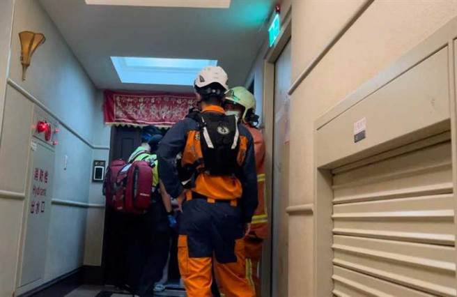 警消抵達後，男子卻拒絕在救護紀錄表簽名。（圖／翻攝畫面）