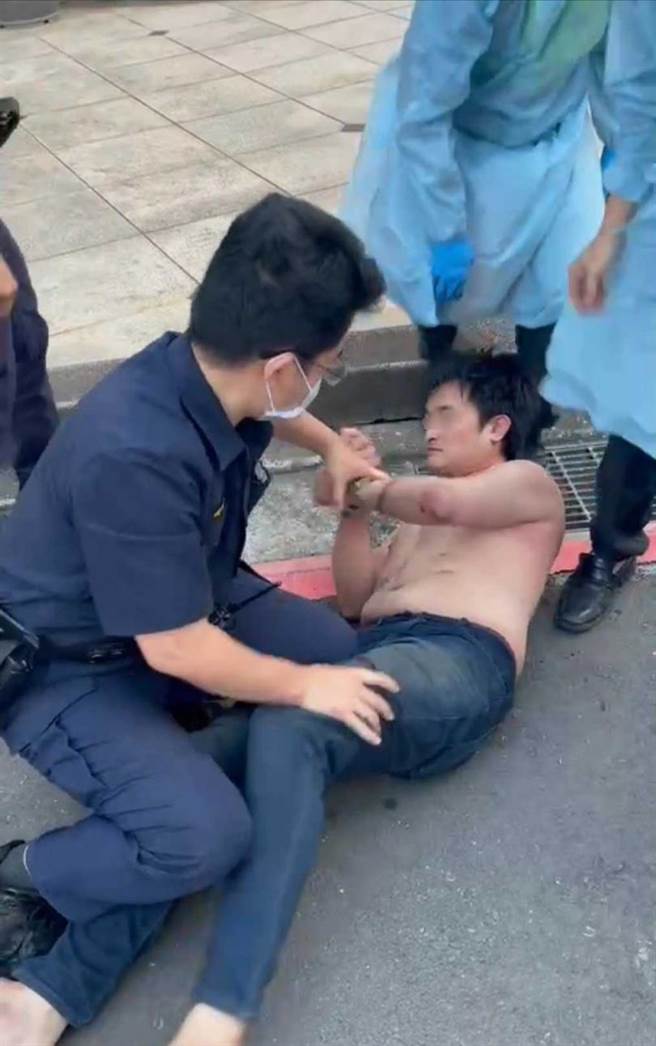 廖男不只多次謊報自殺，還跟隔壁棟鄰居爆發爭執，被警方當場壓制。（圖／翻攝畫面）