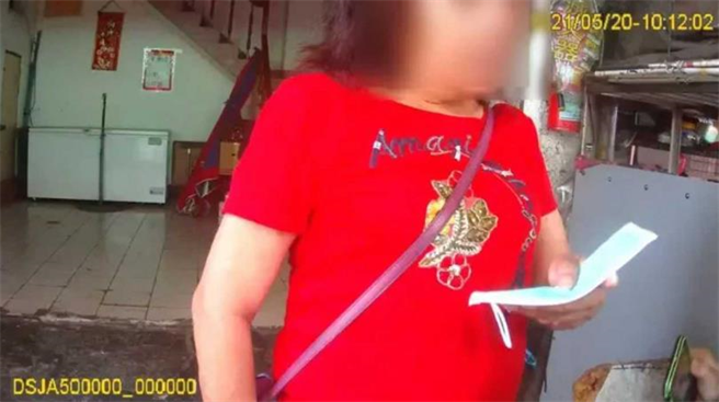 台中一名杨姓妇人在水湳市场，不戴口罩，还呛警「我又不会传染给别人」。（图／翻摄画面）