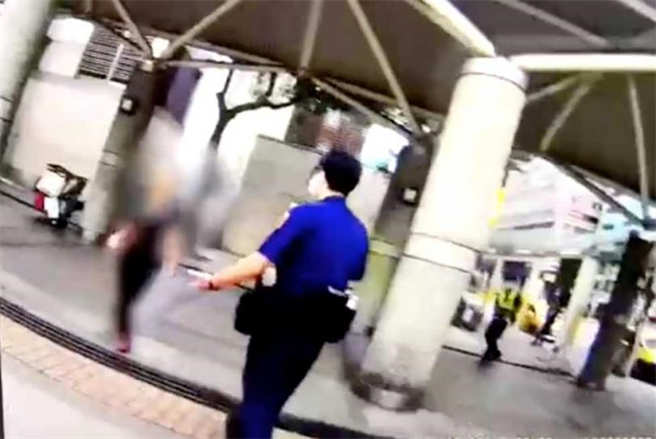 北市台北车站一名余男不戴口罩閒晃，2名警察上前劝导，反遭亮刀砍伤。（图／翻摄画面）