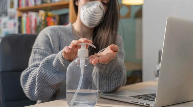 根据指挥中心规定，若台湾进入四级警戒，在家也得戴口罩或保持社交距离。（示意图／达志影像）