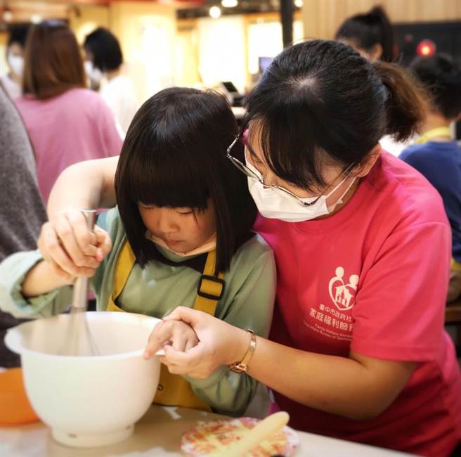 陪伴孩子长大【温暖看得见】。（台中市政府提供）.