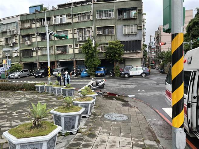 三重自行車遭砂石車轉彎輾過失去生命跡象　肇事者繼續開回工地（翻攝照片／戴上容新北傳真）