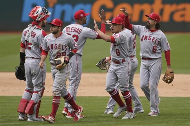 天使三壘手阮棟(右)與隊友慶祝贏球。（美聯社）