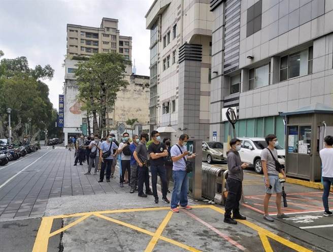 北市聯合醫院仁愛院區外，前往接種疫苗的員警大排長龍。（圖/民眾提供）