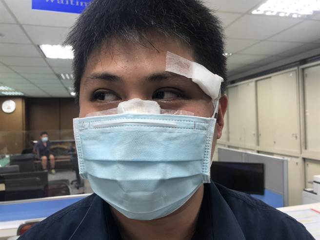 警员黄哲郁及冯煜杰左眼眉撕裂伤，忍痛前往医院各缝合3针，幸好并无大碍。（翻摄照片／戴上容新北传真）