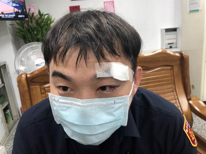 警员黄哲郁及冯煜杰左眼眉撕裂伤，忍痛前往医院各缝合3针，幸好并无大碍。（翻摄照片／戴上容新北传真）