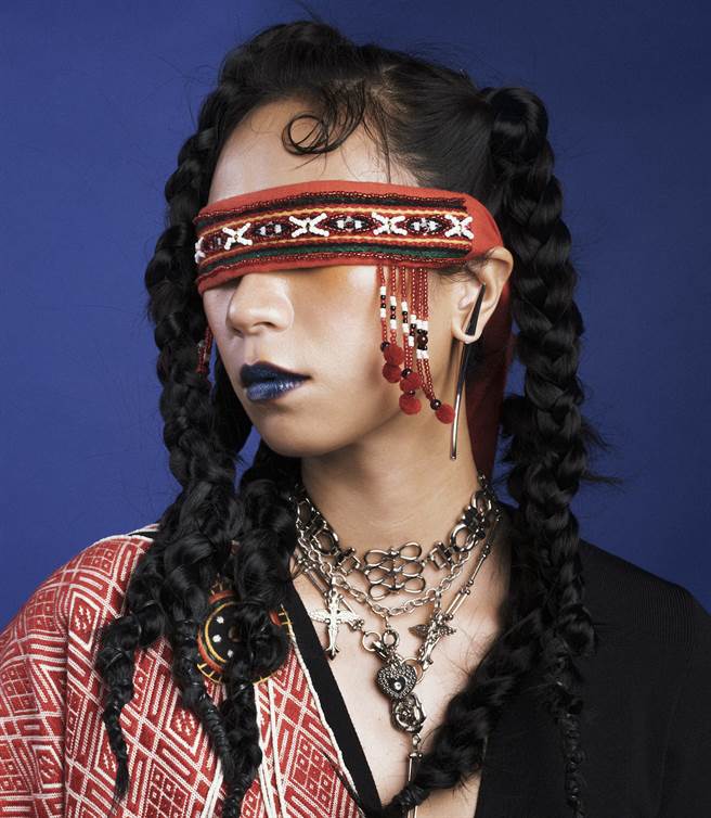 雅维·茉芮与好友黄一峯合作打造时尚造型。（独一无二娱乐文化提供）