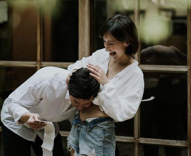 陈玮薇与老公开心准备迎接新生命。（齐石传播提供）