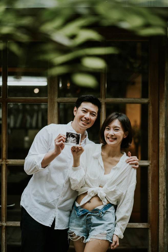 陈玮薇与老公开心准备迎接新生命。（齐石传播提供）