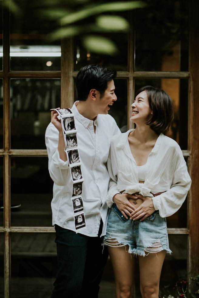 陈玮薇与老公开心准备迎接新生命。（齐石传播提供）