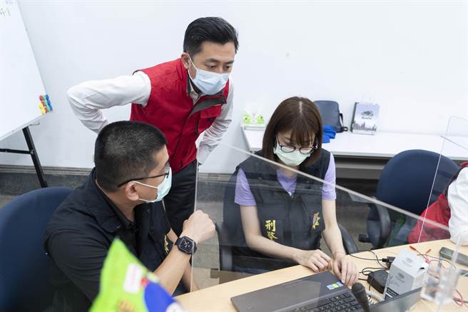 新竹市长林智坚（中）也亲自亲自关心疫调进度。（新竹市政府提供／陈育贤新竹传真）