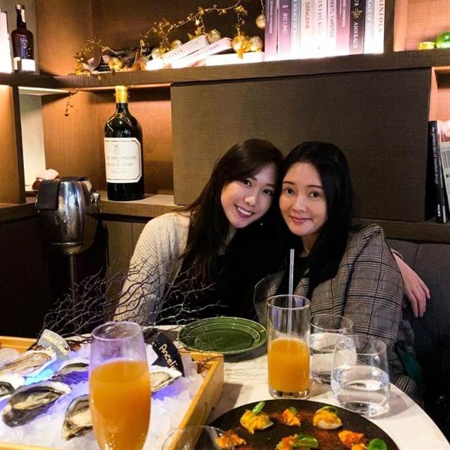 幸好李丽珍身边有女儿陪伴。(图／翻摄自东网)