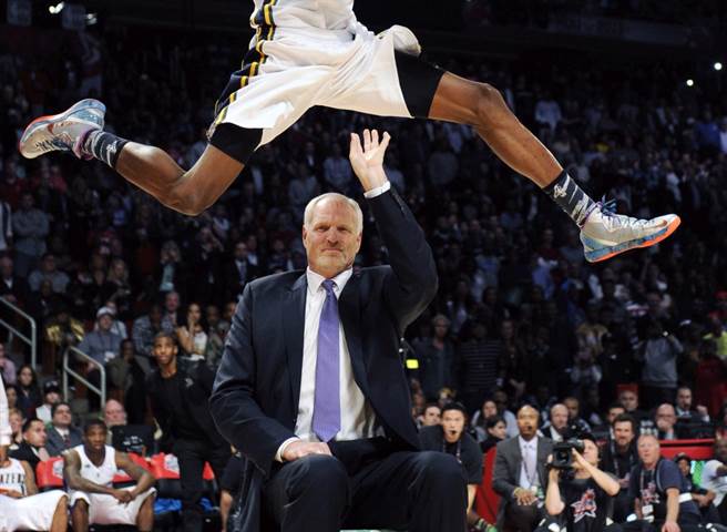 爵士老前辈马克伊顿在2013年灌篮大赛帮伊凡斯完成灌篮。（美联社资料照）