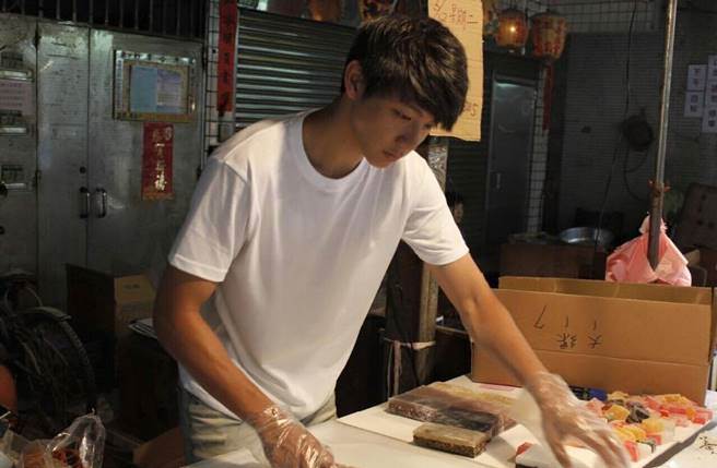 「凉糕哥」游胜纶过去因在市场打赤膊卖凉糕而爆红。（图／取材自游胜纶 Vic脸书）