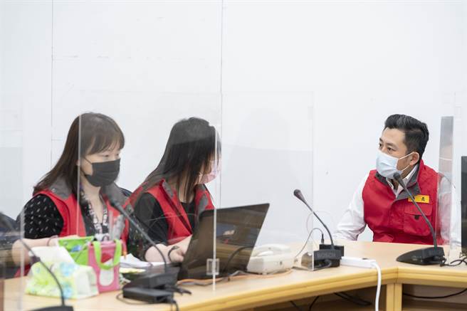 由于案3440已造成家人与公司同事等多人感染，新竹市长林智坚（右）也再次呼吁确诊者千万不要隐匿疫情与足迹。（新竹市政府提供／陈育贤新竹传真）