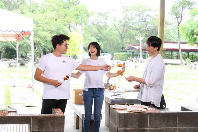 王传一、谢佳见争爱赖雅妍。（三立提供）