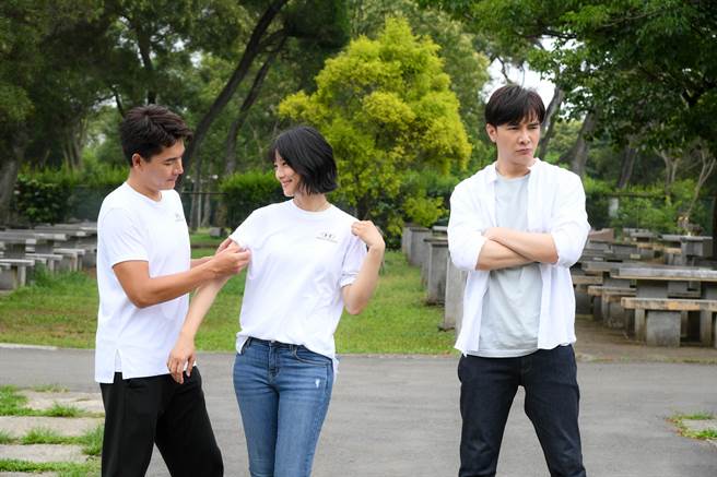 王传一、谢佳见争爱赖雅妍。（三立提供）