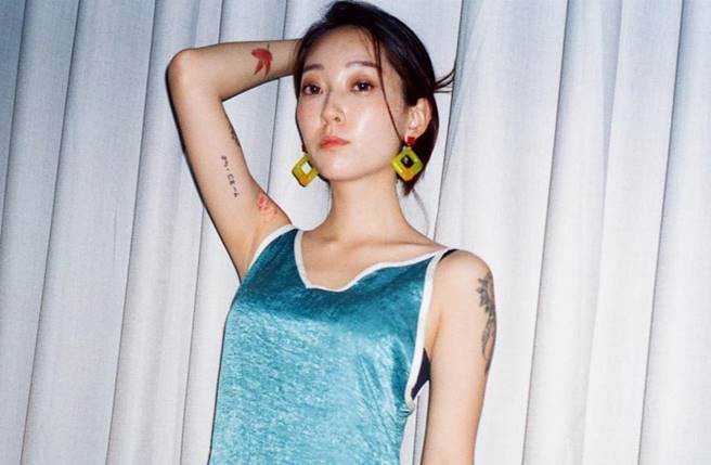 28岁翁馨仪2013年与张菲儿子张少怀结婚，夫妻育有一对子女，幸福组成1家4口。（图／取材自翁馨仪脸书）