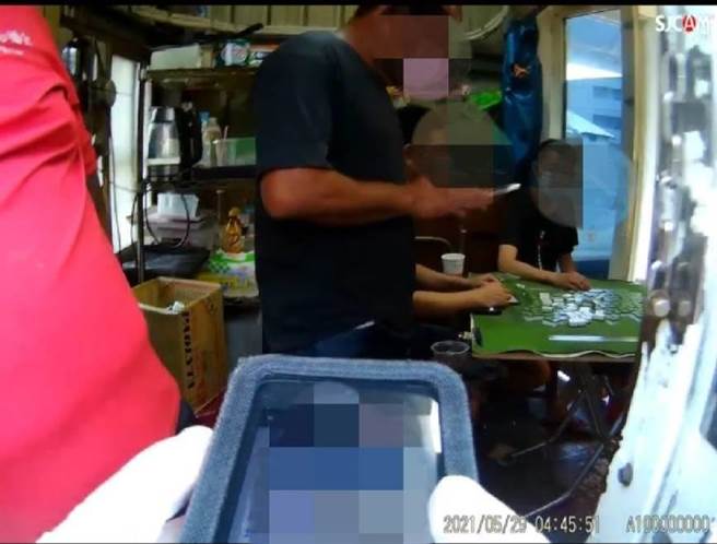 警方查獲溫姓等5名男子及1名陳姓女子，在檳榔攤內打麻將，明顯違反全國三級警戒規定，依規定函報衛生局裁罰。(警方提供)
