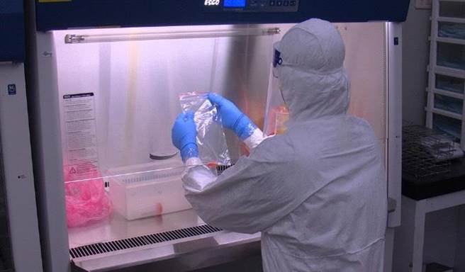 台南市卫生局自设检验中心，有能力自行检验新冠肺炎检体，扩充筛检量能，不必再将检体北送化验。（台南市卫生局提供／程炳璋台南传真）