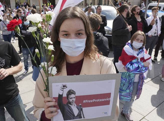 今天在波兰首都华沙有数以百计民眾集会，表示力挺白俄反对派。(图／美联社)