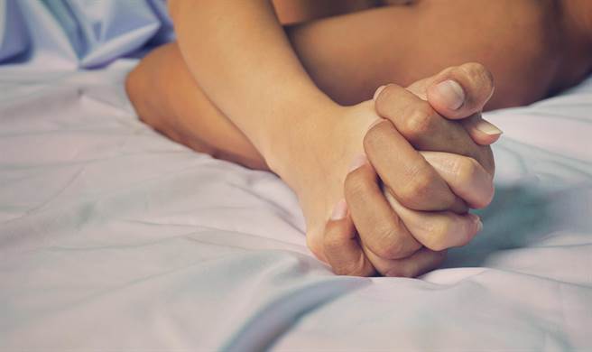 变态男不顾女童才12岁，竟多次拐骗上床。（示意图，非当事人／达志影像）