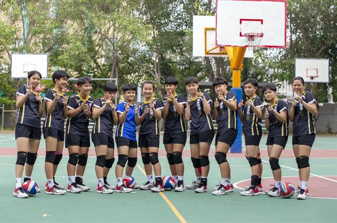 描写云林北港「建国国中」女排球队员生活的纪录片《边线外起跳》，也传递着从球场的边线外起跳，跃出最璀璨的青春，为排球梦想而努力的感人故事！（静宜大学提供）