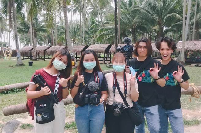 由马来西亚及台湾学生合作拍摄的《峇峇娘惹》全英文纪录片，带领观眾瞭解华人与当地住民通婚生下的第六代「峇峇娘惹」族群的特殊文化地景及人文风情。（静宜大学提供）