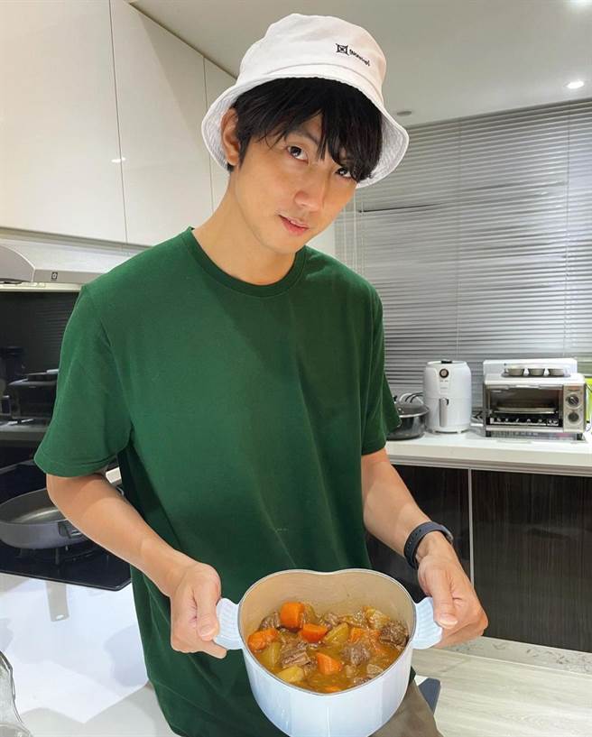 许书豪日前亲手烹调牛腩，老婆品嚐后大讚非常好吃。（翻摄许书豪IG）