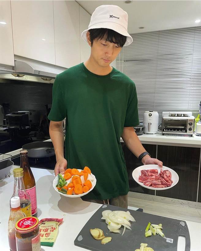 许书豪日前亲手烹调牛腩，老婆品嚐后大讚非常好吃。（翻摄许书豪IG）