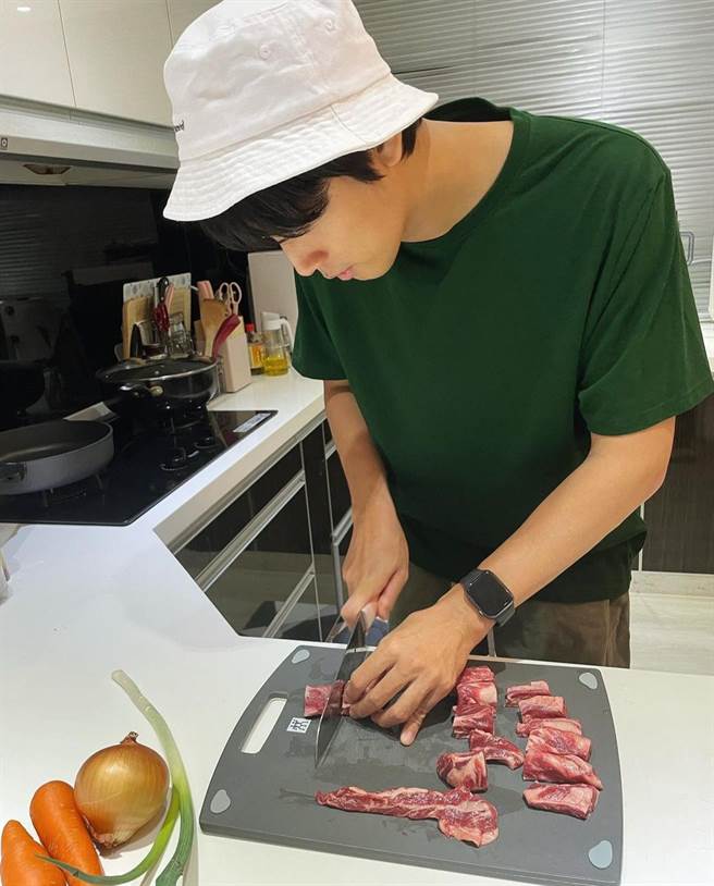 许书豪日前亲手烹调牛腩，老婆品嚐后大讚非常好吃。（翻摄许书豪IG）