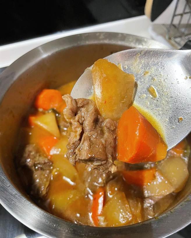 许书豪日前亲手烹调牛腩，老婆品嚐后大讚非常好吃。（翻摄许书豪IG）