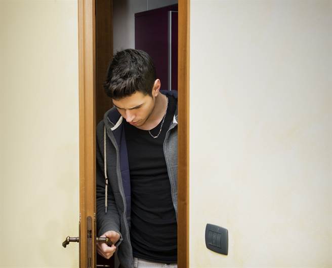 1名丈夫日前趁著假日回到岳母家探望妻小，卻發現家中擠滿鄰居和其他親戚的小孩，小小客廳中竟塞下高達14個人。（示意圖/Shutterstock提供）