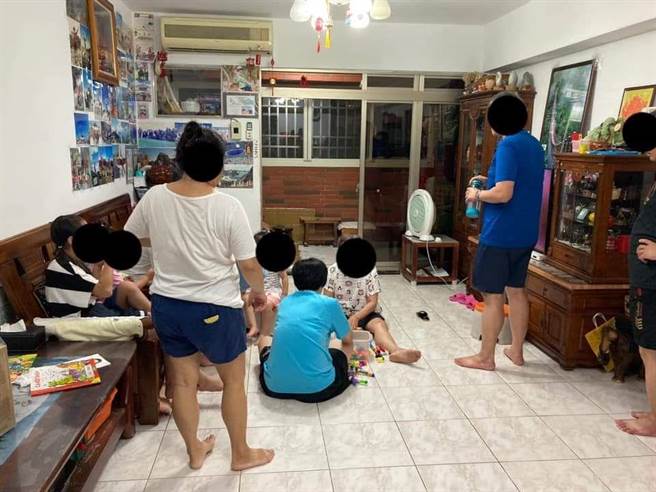 1名丈夫日前趁著假日回到岳母家探望妻小，卻發現家中擠滿鄰居和其他親戚的小孩，小小客廳中竟塞下高達14個人。（圖／翻攝自臉書「爆怨2公社」）