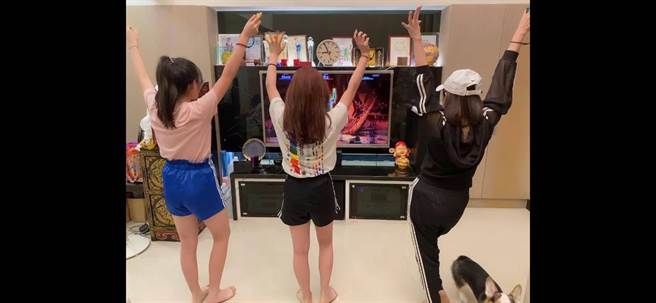 王彩桦与2位宝贝女儿一起在家跳舞。（王彩桦提供）