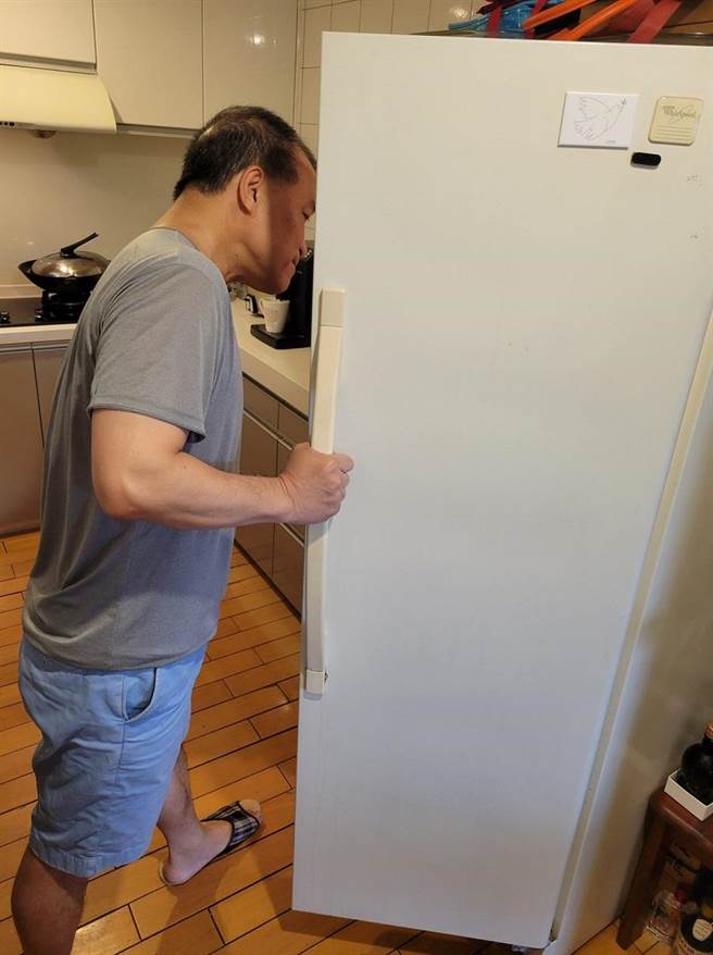 叶匡时在脸书表示，居家久了，没事就会去开冰箱。(取自叶匡时脸书)