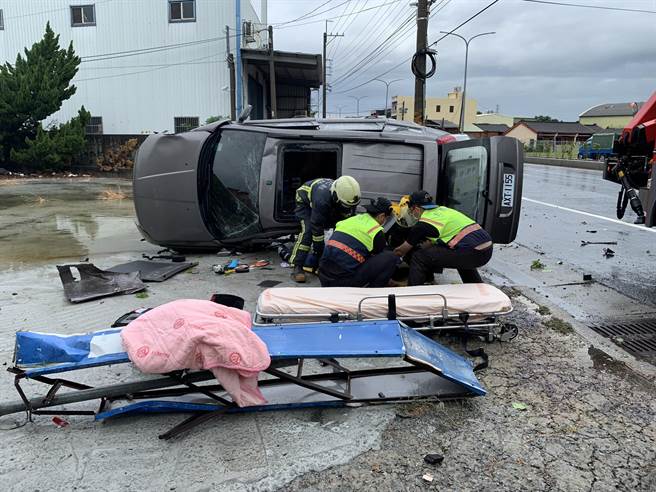 来自桃园的17岁李姓少年，驾驶友人的自小客车，上午9点21分行经溪湖镇彰水路时，疑似路面面积水失控打滑，失控衝上路旁围墙。（民眾提供／吴敏菁彰化传真）