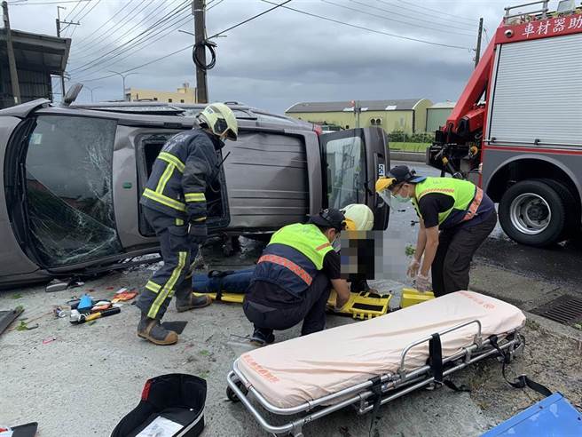 来自桃园的17岁李姓少年，驾驶友人的自小客车，上午9点21分行经溪湖镇彰水路时，疑似路面面积水失控打滑，失控衝上路旁围墙。（民眾提供／吴敏菁彰化传真）