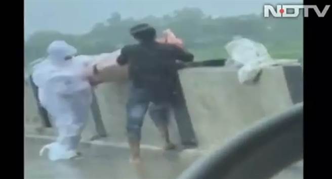 印度新德里電視 NDTV，發布一段抛屍的畫面引起震驚。(圖/NDTV截圖)