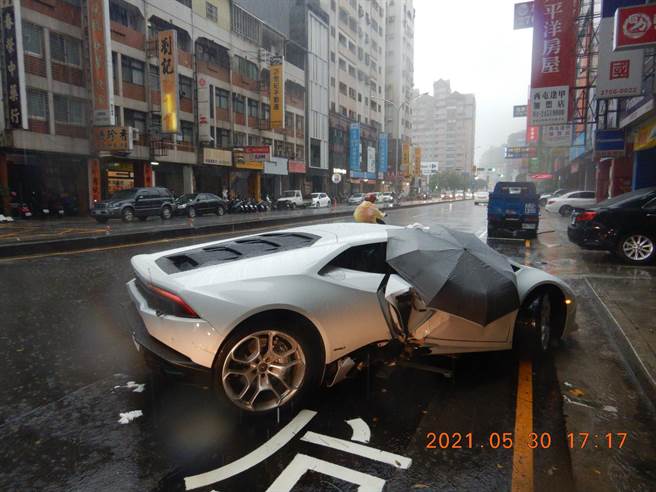 蓝宝坚尼疑雨中打滑，衝撞分隔岛上路灯连根拔起。（民眾提供／陈世宗台中传真）