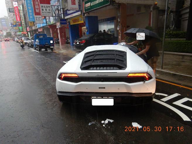 蓝宝坚尼疑雨中打滑，衝撞分隔岛上路灯连根拔起。（民眾提供／陈世宗台中传真）