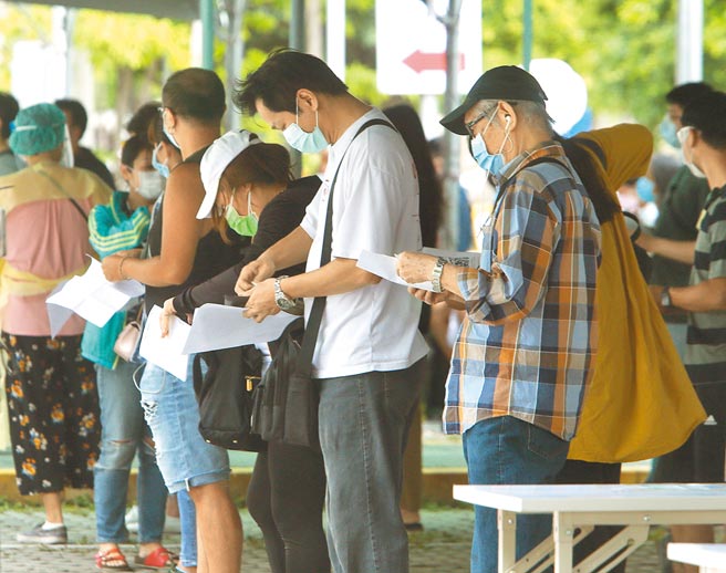 新冠肺炎疫情严峻，自双北升为三级警戒开始，连续14天本土确诊破百，累计78人死亡，已超越SARS时期的死亡人数73人，29日适逢假日，新北联医三重院区民眾至快筛站筛检。（陈怡诚摄）